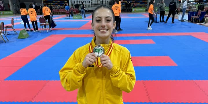 Paula Gonzalez amb la medalla de plata.