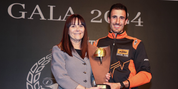 Marc Font rebent el premi com a Pilot de l’Any 2023 en mans de la ministra de Cultura, Joventut i Esports, Mònica Bonell.