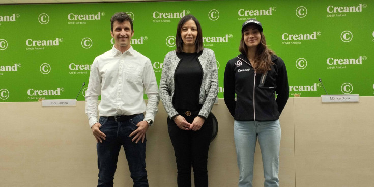 El director de la Federació Andorrana de Canoa i Caiac, Toni Cadena; la directora de Banca al Detall de Creand Crèdit Andorrà, Cristina Terés, i la palista Mònica Dòria, aquest matí.