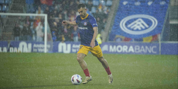 Diego Pampín sota la intensa pluja del partit entre l'FC Andorra i el Racing de Santander.