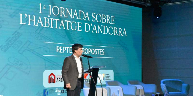 Toni Bea durant l’acte d’inauguració de les jornades sobre l’habitatge d’Andorra.