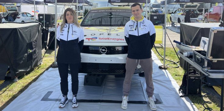 'Sito' Español i Lorena Romero amb el vehicle amb el qual disputaran l'ADAC Opel Corsa Rally Electric.