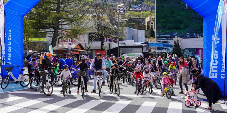 Diversos ciclistes a la sortida de la bicicletada popular a la plaça dels Arínsols.