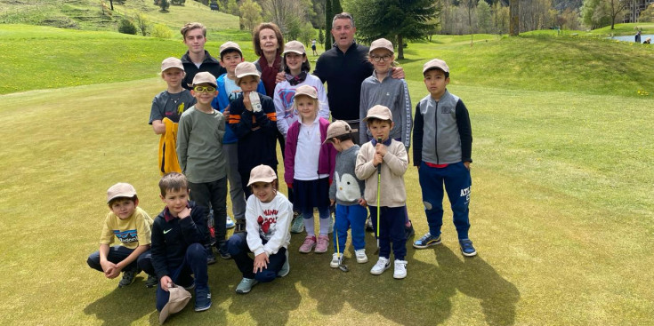 Un grup de persones participants en el 5è Torneig de Golf Infantil Memorial “Miguel Capo Mateu”.