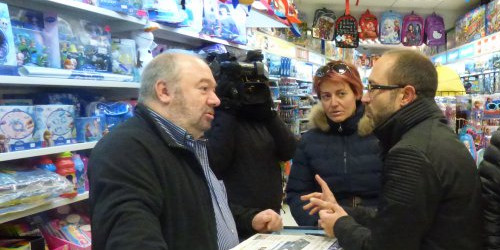 Joan Sans conversa amb un comercian, ahir al Pas de la Casa.