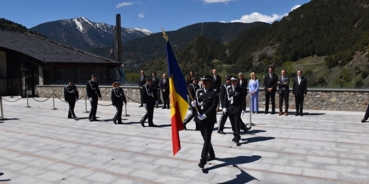 L’acte d’honor a la bandera d’Andorra a la plaça de la Closa.
