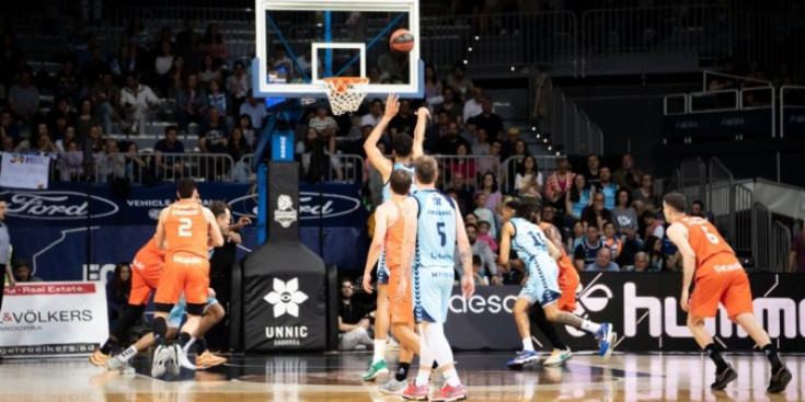 Un instant del duel MoraBanc Andorra- València Basket.