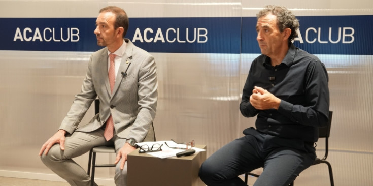 El ministre de Turisme i Comerç, Jordi Torres, i el secretari general de l'ACA, Toti Sasplugas, durant la presentació de la prova.
