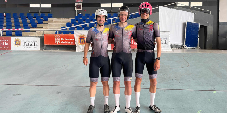 Els tres ciclistes de la FAC al Velòdrom de Tafalla.