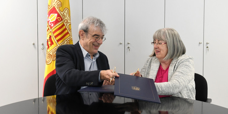 El ministre de Relacions Institucionals, Educació i Universitats, Ladislau Baró, i la presidenta de la societat andorrana de ciències (SAC), Àngels Mach, signant el conveni.