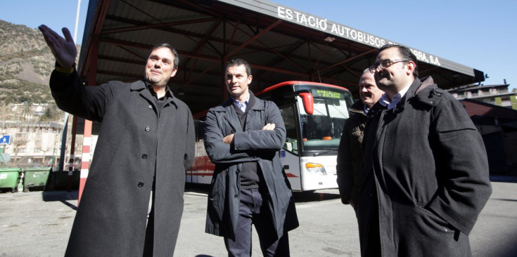 Chato amb Jordi Gallardo, explica la proposta liberal per fer una estació d’autobusos.