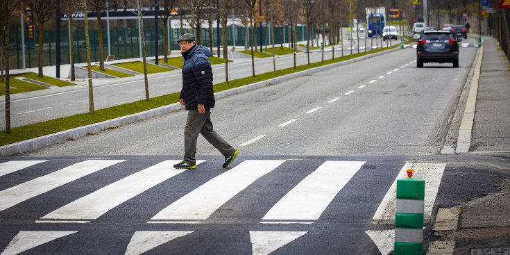 Un vianant passa per un dels passos de l'avinguda d'Enclar.