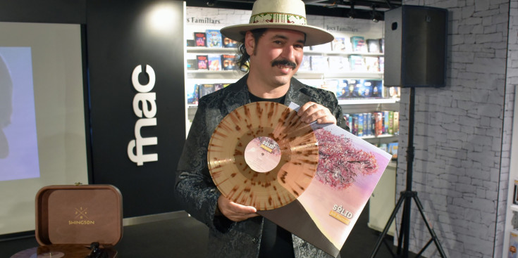 Juli Barrero amb el vinil del seu darrer disc, ‘Sòlid’.
