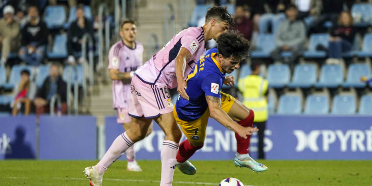 Julen Lobete i Oier Luengo disputant-se l'esfèric al partit entre l'FC Andorra i l'Oviedo al Nacional.
