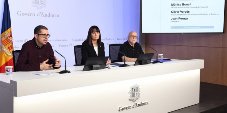 El representant de l’Associació d’Editors d’Andorra, Oliver Vergés; la ministra de Cultura, Joventut i Esports, Mònica Bonell, i l'escriptor Joan Peruga, durant la roda de premsa.