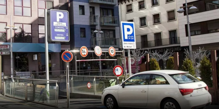 L'entrada a l'aparcament de Prat de la Creu per la plaça Rebés.