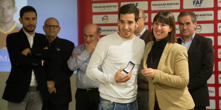 Cristian Martínez rep el pin de plata com a jugador de futbol amb més de 30 internacionalitats, ahir a la sala d'actes del Comunal.