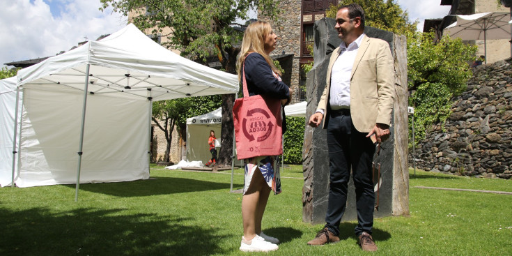 El conseller de Turisme i Esports d'Ordino, Jordi Serracanta, a l'escenari on tindrà lloc el mercat de casa Rossell.
