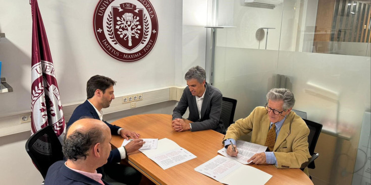 Un instant de la signatura de l'acord entre la Universitat Europea i Linkia FP a Barcelona.