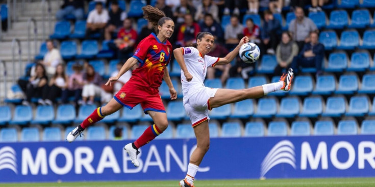 Tere Morató i Armisa Kuć en una disputa de la pilota durant el partit.