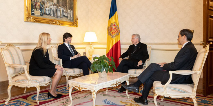 Un moment de la trobada entre el síndic general, Carles Ensenyat, i la subsíndica general, Sandra Codina, amb el copríncep episcopal, Joan-Enric Vives.