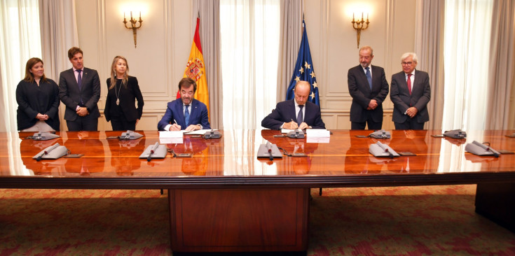Imatge de la signatura entre Josep Maria Rossell i Vicente Guillarte.