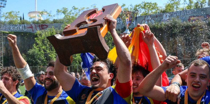 Els jugadors del VPC celebrant el títol de Divisió d’Honor Catalana.