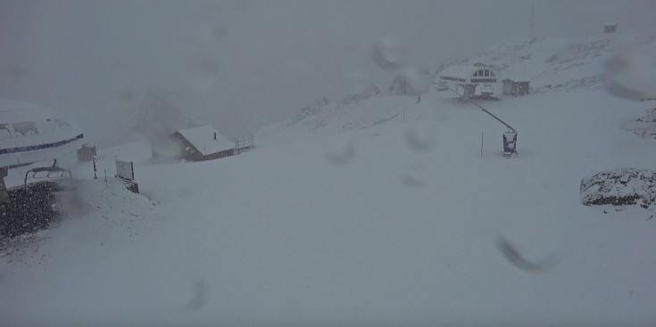 Imatge actual d'Arinsal amb les nevades que han tingut lloc al llarg d'aquest dimecres.