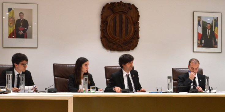 Els cònsols d'Andorra la Vella, Sergi González i Olalla Losada, durant una sessió de consell de comú d'Andorra la Vella.