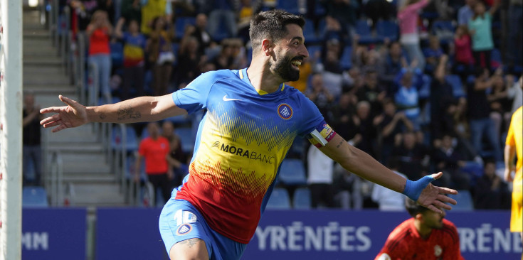 Carlos Martínez celebrant un gol amb la samarreta tricolor durant el curs passat.
