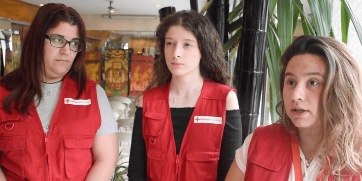 L'educadora social i voluntària de la Creu Roja Andorrana, Ester Soler; l'estudiant i voluntària de la Creu Roja Miriam Garrot; i la responsable de voluntariat, joventut i recursos humans de la Creu Roja, Claudia Cerdà.