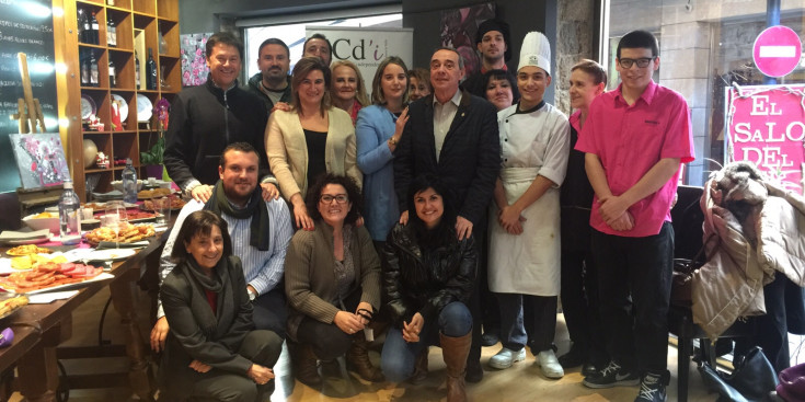 L’equip de Cd’i+Ld’A, amb la ministra Rosa Ferrer en primer pla, celebren el final de la campanya, ahir.