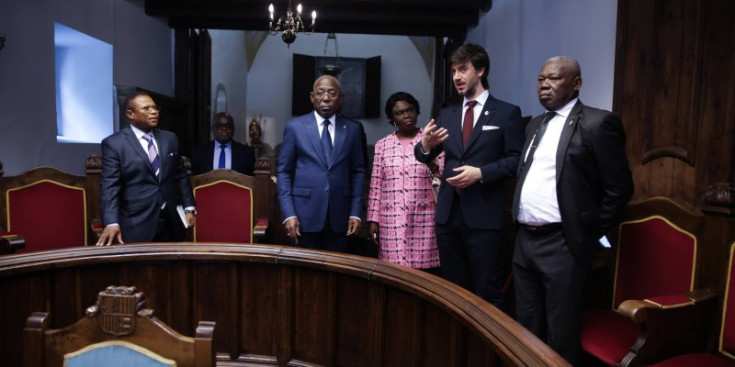 El síndic general, Carles Ensenyat, amb el president de l'Assemblée Nationale de la República Gabonesa, Jean-François Ndongou, i d'altres representants del país a la Casa de la Vall.