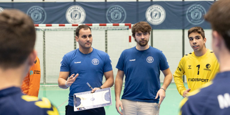 El president d'Handball School, Edgar Serra, durant un entrenament.