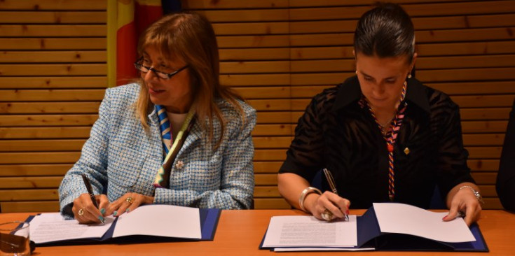 La ministra de Presidència, Economia, Treball i Habitatge, Conxita Marsol, i la cònsol major d'Encamp, Laura Mas, signant el conveni.