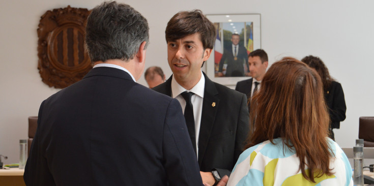 El cònsol major d'Andorra la Vella, Sergi González, parla amb els representants de Viana do Castelo.