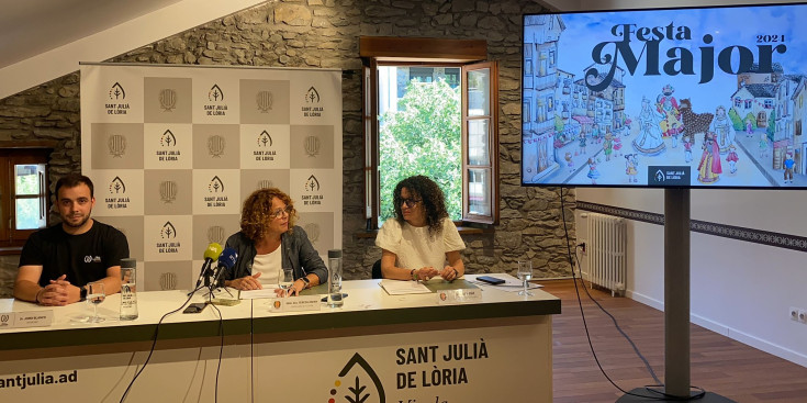 El secretari de la Colla Laurediana, Jordi Blanco; la consellera de Cultura, Teresa Areny, i la cap del Servei d’Activitats Cuturals, Laura Rogé.