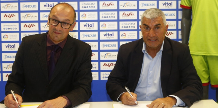 El president de Creu Roja Andorrana, Josep Pol, i el president de la Federació Andorrana de Futbol, Fèlix Álvarez, durant la signatura del conveni.