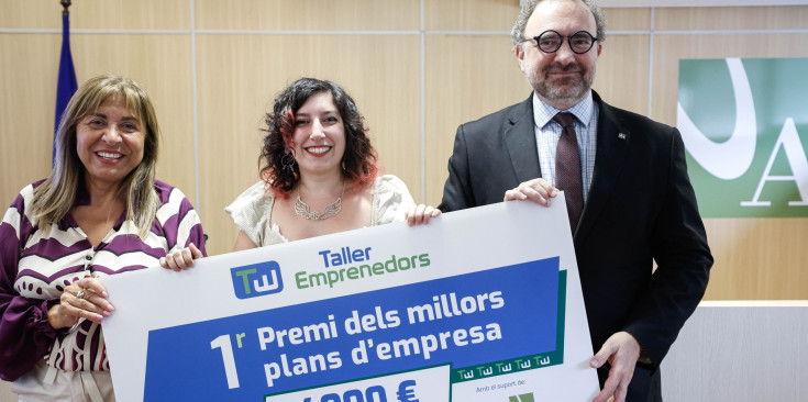 La ministra d’Economia, Conxita Marsol, i el rector de la Universitat d’Andorra, Juli Minoves, amb Clàudia Navarro, guanyadora del primer premi en el marc del Taller d’emprenedors.
