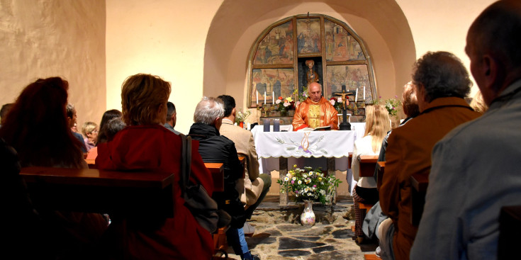 El mossèn Joan Fenosa durant la missa a la capella de Sant Pere de Serrat.
