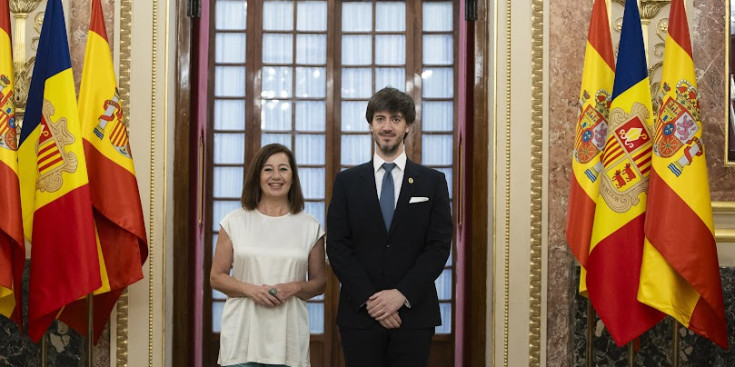 El síndic general, Carles Ensenyat, i la presidenta la cambra alta espanyola, Francina Armengol.