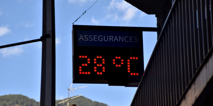 Un termòmetre digital marcant 28 graus.