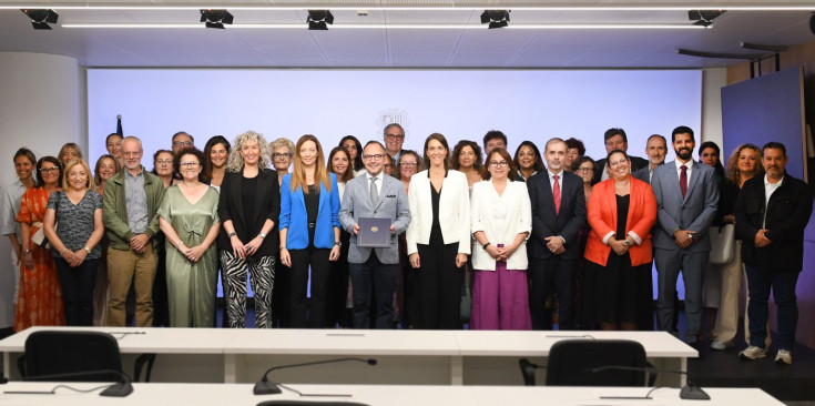 Foto de família de la signautra del Pacte Nacional per a la qualitat, l'eficiència i la sostenibilitat del sistema sanitari.