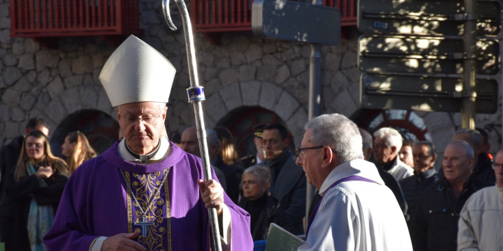 L'arquebisbe-bisbe d'Urgell, Joan-Enric Vives, amb mossèn Jaume Soy.