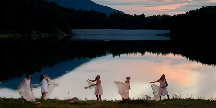 L'espectacle de dansa i teatre 'Dones d'aigua', protagonitzant el llac d'Engolasters.