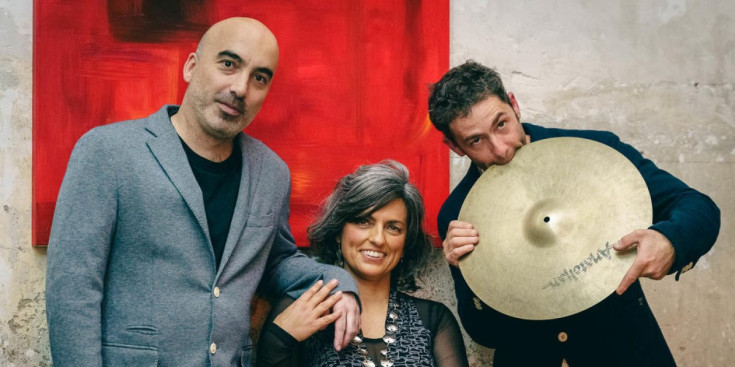 La vocalista de la formació, Mònica Sans, juntament amb la resta d'integrants Llorenç Roca i Marcel Janer.
