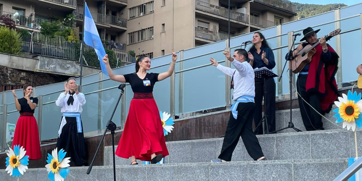 Instant de la celebració al ritme de la chacarera, un ball típic de l'Argentina.