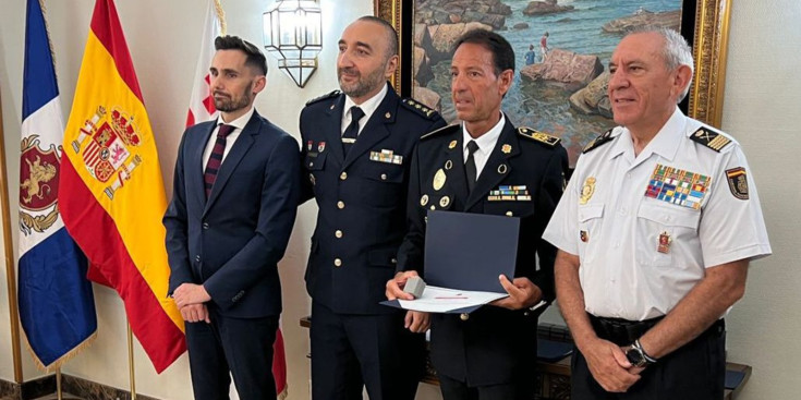 El director general de la policia, Bruno Lasne, i l’inspector major Josep Lluís Martínez, durant l'acte de condecoració.