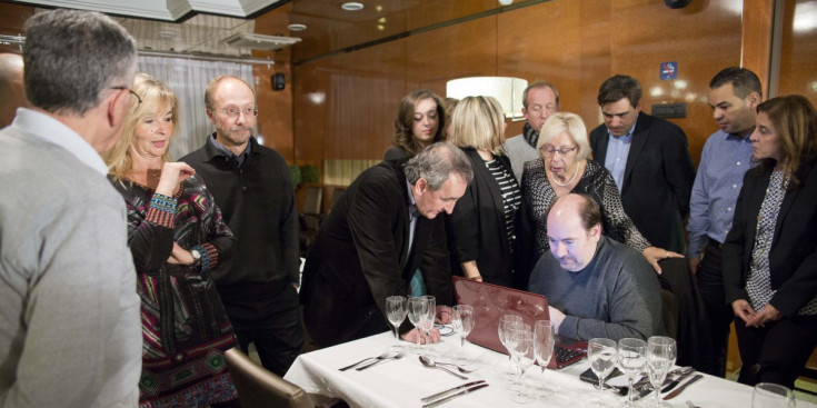 Els membres de les candidatures de Sentit Comú, amb Naudi i Bartumeu entre ells, ahir.