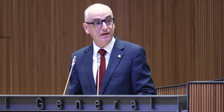 El ministre de Finances, Ramon Lladós, durant la sessió parlamentària d'avui al Consell General.